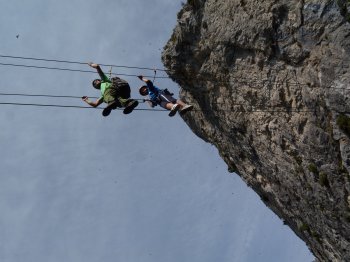 Persone sul 1° ponte himalayano (20151 bytes)
